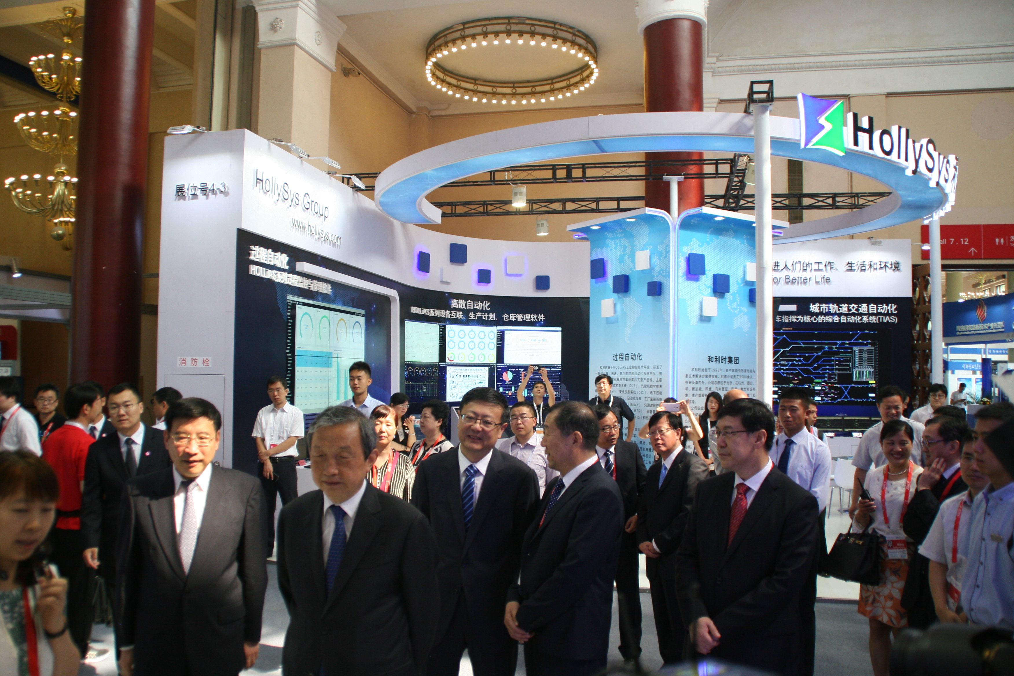 中央政治局委员、国务院副总理马凯展会现场参观.jpg