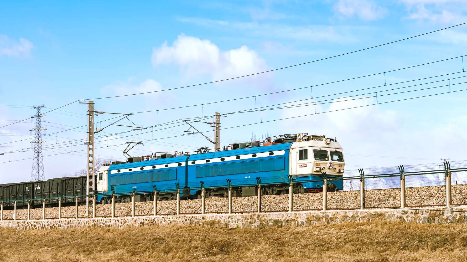 摄图网_507759843_banner_蓝天白云铁路火车行驶（企业商用）.jpg